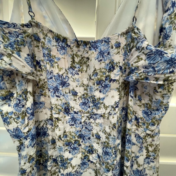 Elegant Blue and White Maxi Dress - Picture 6 of 6